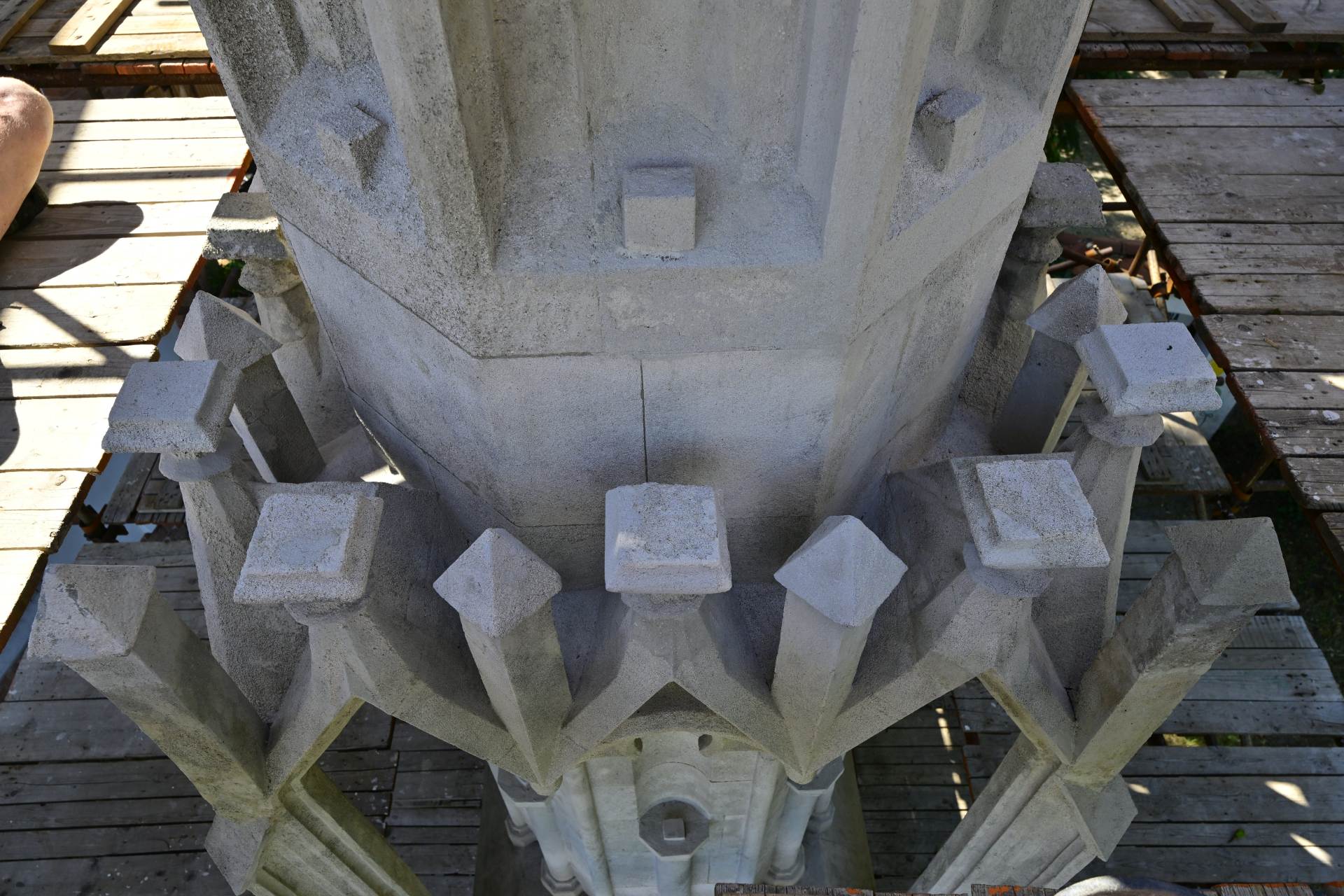 Restaurátoři čistí a opravují Zderadův sloup v brněnské Křenové ulici
