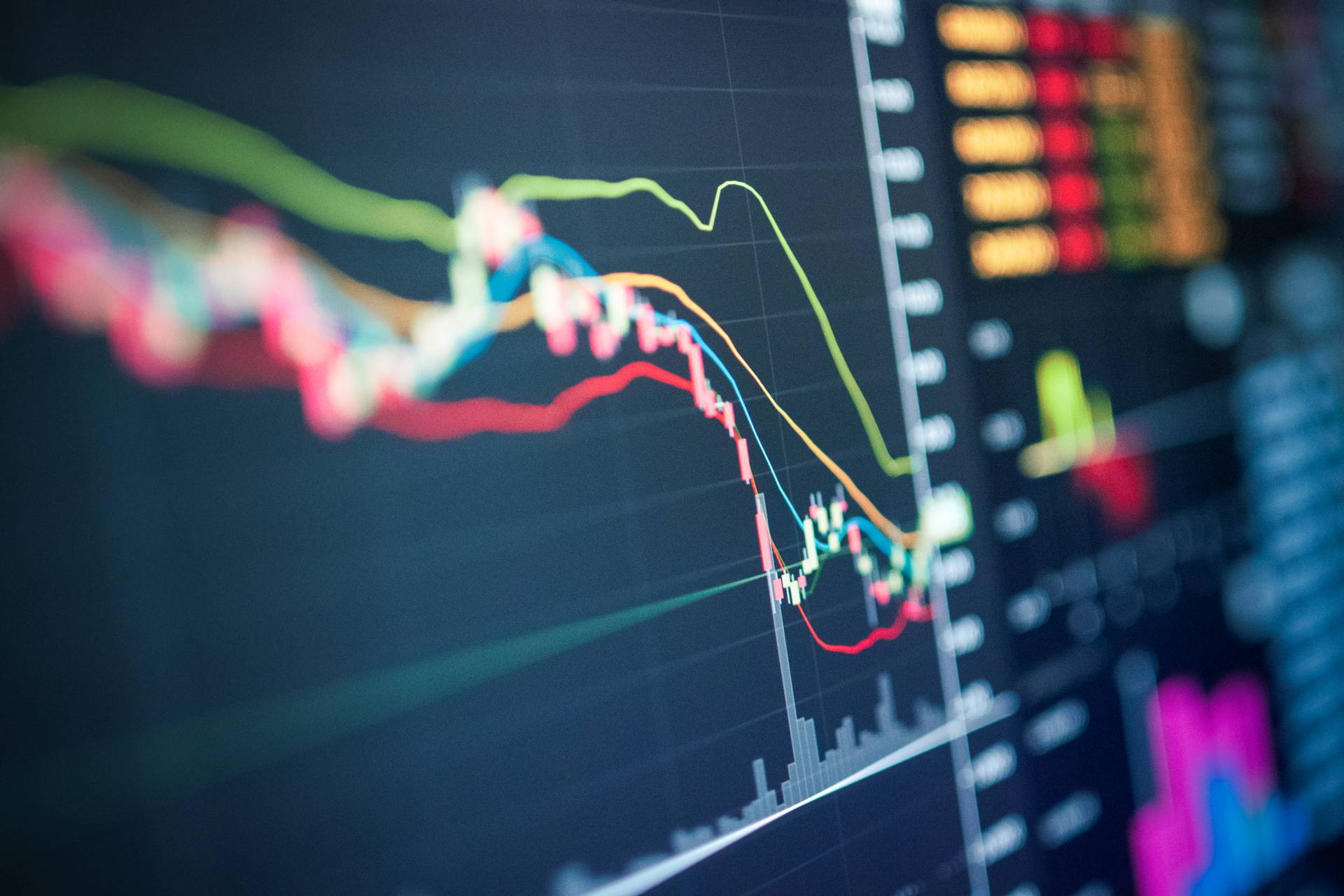 EY: Nedostatek odpovědnosti v zavádění AI způsobil firmám ztráty 4 miliardy USD