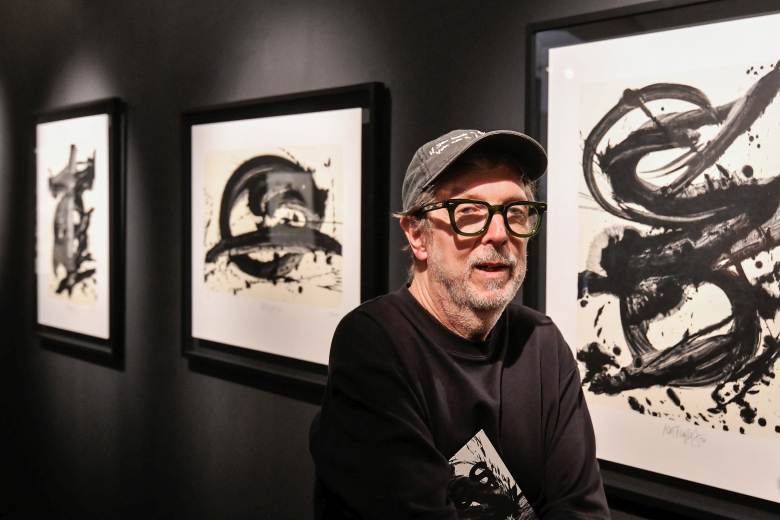 Galerie v Plzni vystavuje litografie grafického designéra Aleše Najbrta