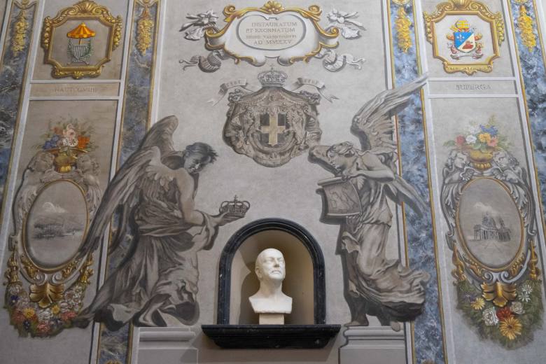 Ve výzdobě římské baziliky se objevil anděl s tváří premiérky Meloniové