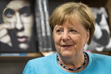 Bývalá kancléřka Merkelová za velkého zájmu podepisovala v Praze svoji knihu