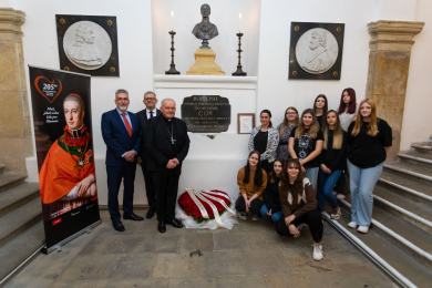 Arcibiskup Nuzík uctil 205 růžemi památku předchůdce, kardinála Rudolfa Jana