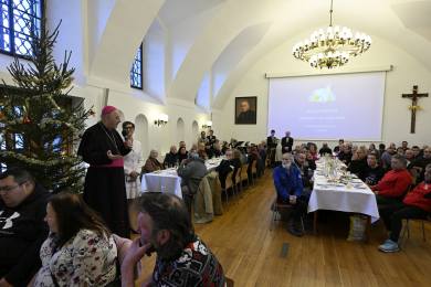 Arcibiskupský palác v Praze dnes otevřel brány pro lidi bez domova a seniory
