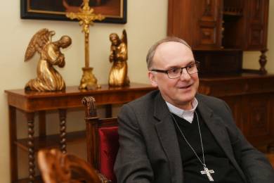 Nastupující arcibiskup Přibyl daroval papeži Svaté Jezulátko a slivovici