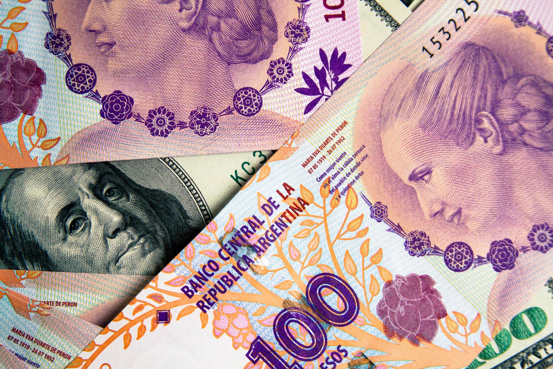 Argentinská měna odepsala přes 50 procent na 801 pesos za dolar