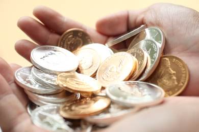 Ceny zlata a stříbra prudce klesají, investoři vybírají zisky