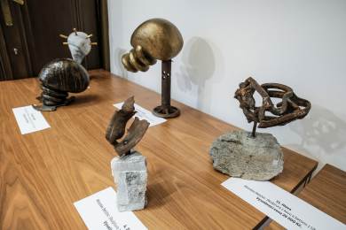 Aukce umění vytvořeného z artefaktů z ukrajinského bojiště vynesla 175.000 Kč