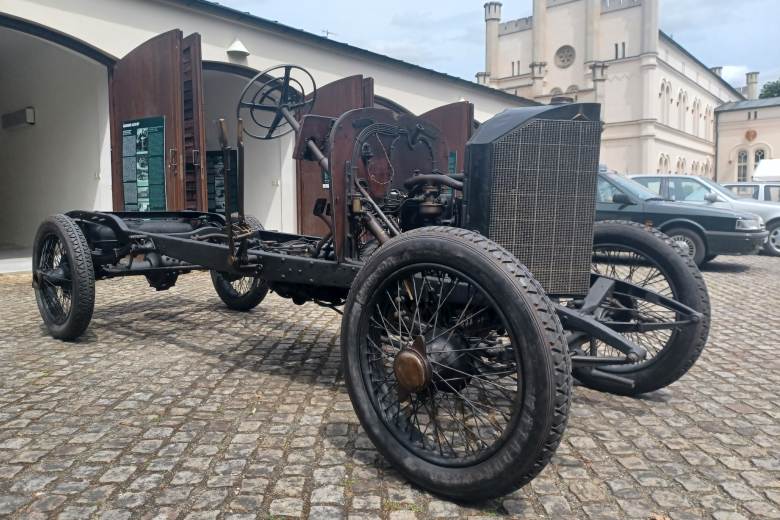 Výstava u lánského zámku představuje automobily Václava Havla Výstava u lánského zámku představuje automobily Václava Havla