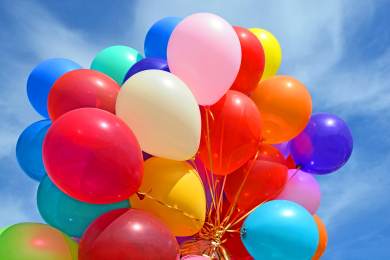 Umělecká skupina přivázala na Bubenskou nádražní vodárnu 1000 balonků