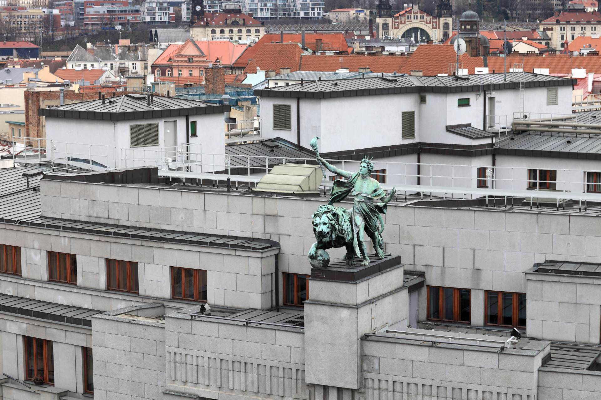 Analytici: Rozhodnutí ČNB zachovat základní sazbu trh čekal, koruna nereagovala