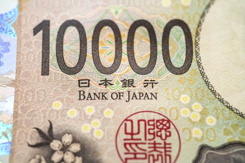 Japonská centrální banka sazby nezměnila, začne ale prodávat rizikovější aktiva Japonská centrální banka sazby nezměnila, začne ale prodávat rizikovější aktiva