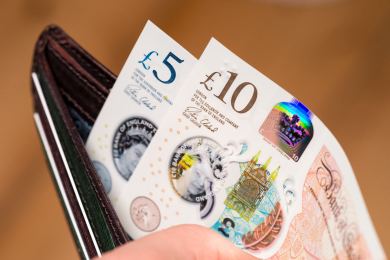 Bankovky s portrétem britského krále Karla III. budou v oběhu od 5. června