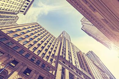 Banky v USA prošly zátěžovými testy Fedu, přežily by i prudký propad nemovitostí