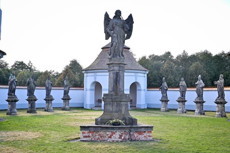 Na Santiniho Dolním hřbitově dá farnost restaurovat středovou sochu anděla