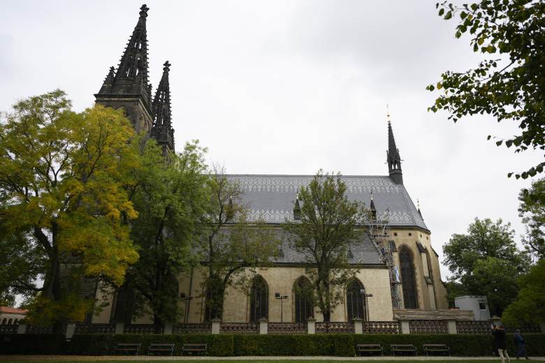 Hlavní loď baziliky na Vyšehradě má novou střechu, budou prohlídky Hlavní loď baziliky na Vyšehradě má novou střechu, budou prohlídky