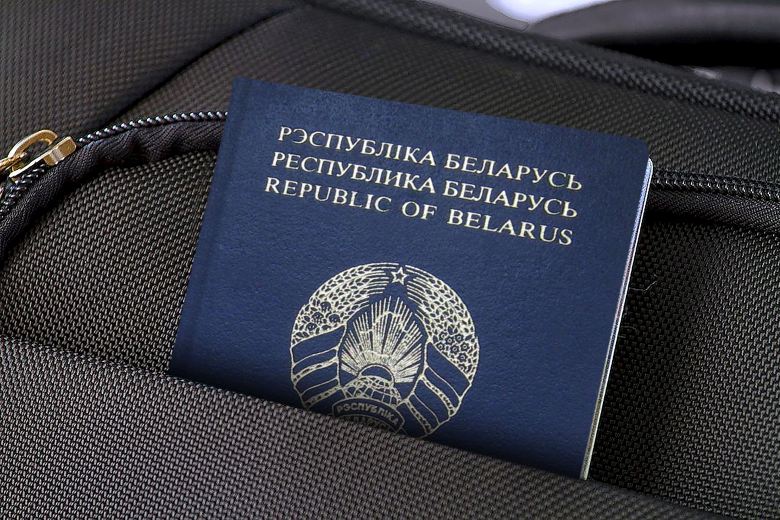 Bělorusové, kteří uprchli před represemi, čelí problému v podobě propadlých pasů Bělorusové, kteří uprchli před represemi, čelí problému v podobě propadlých pasů