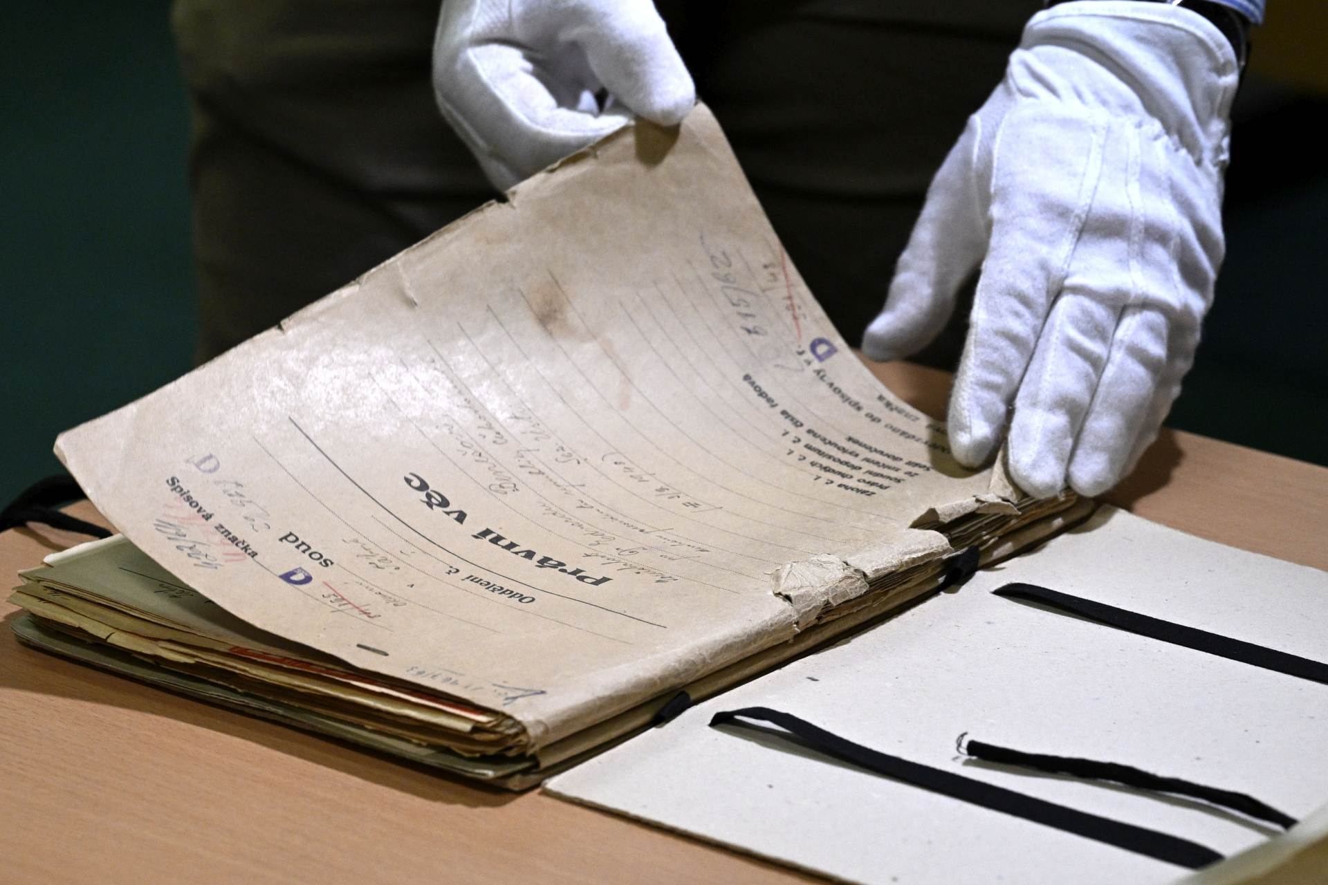 Při úklidu ministerských sklepů se našly originály Benešových závětí