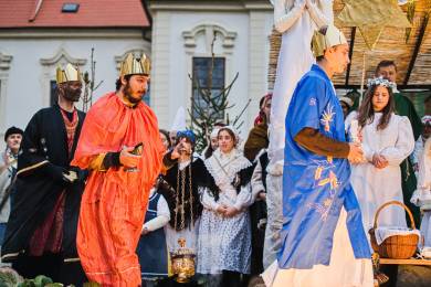 Asi 50 lidí, ovce i poník vytvořili na nádvoří kláštera v Rajhradě živý betlém