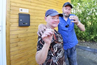 Pár plzeňských bezdomovců dostal malý dřevěný domek, který si pomáhali stavět