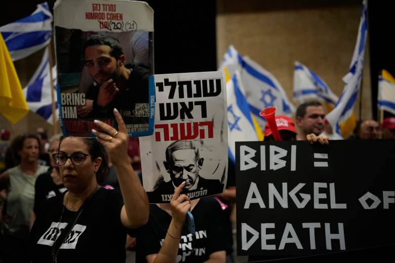Stovky Izraelců protestovaly na letišti u Tel Avivu proti Netanjahuovi
