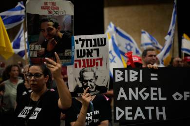 Stovky Izraelců protestovaly na letišti u Tel Avivu proti Netanjahuovi