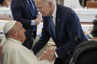 Biden udělil papeži Františkovi Prezidentskou medaili svobody s vyznamenáním