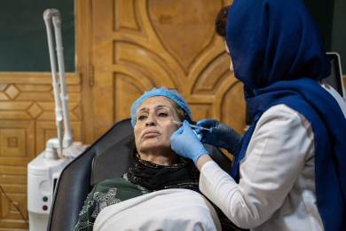 AFP: Transplantace vlasů, botox pod burkou - v Kábulu kvete estetická chirurgie