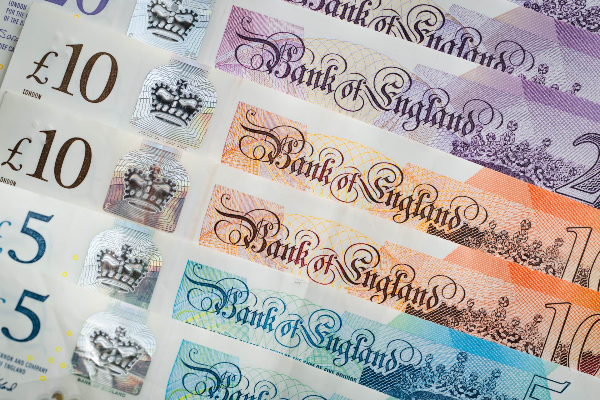 Britská centrální banka podle očekávání nechala základní sazbu na 4,25 procenta