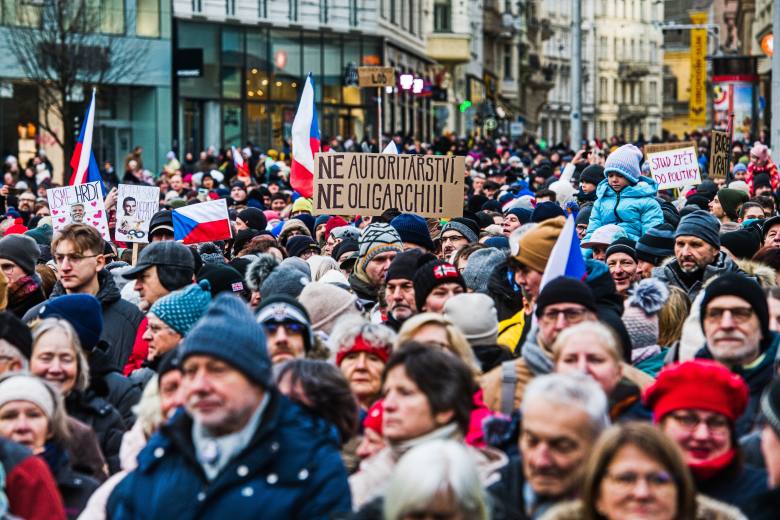 Stovky i tisíce lidí v centrech měst a obcí mimo Prahu podpořily prezidenta