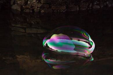 ECB varovala před bublinou u akcií spojených s umělou inteligencí