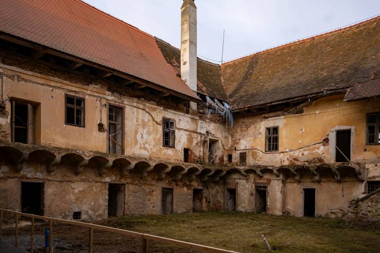 V zámeckém areálu Bzí bude restaurace, sál, ubytování nebo výstavní místnost