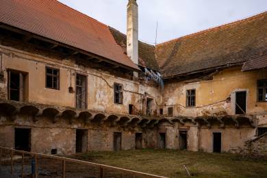 V zámeckém areálu Bzí bude restaurace, sál, ubytování nebo výstavní místnost