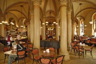 Slavná vídeňská kavárna Café Central kvůli rekonstrukci do podzimu zavírá
