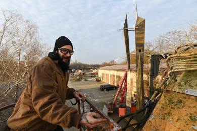 Pro čápa v Hranicích se chystá luxusní hnízdo, na sedmnáctimetrové soše