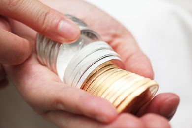 Cena zlata se znovu vyšplhala nad 2000 dolarů za troyskou unci