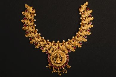 Cena zlata je na rekordu, ráno se dostala nad 2482 USD za troyskou unci