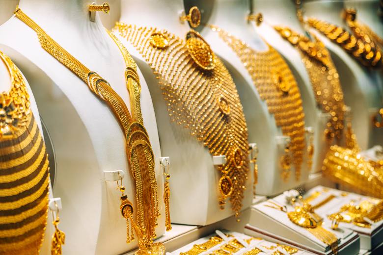 Cena zlata klesla pod 5000 USD, trh už nespoléhá na rychlé snižování sazeb v USA