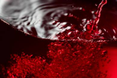 Chilská společnost nechává zrát víno pod mořskou hladinou, využívá i potápěče