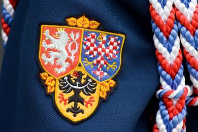 Starostové tří desítek obcí si ve Sněmovně převzali dekrety na vlajky a znaky