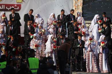 V ruinách města Chán Júnis se konala hromadná svatba 54 palestinských párů