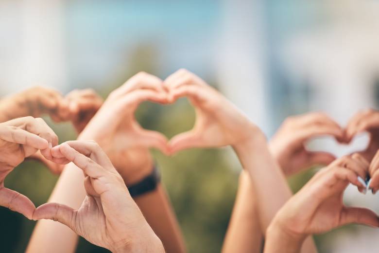 Výzkum: Lidé loni věnovali na dobročinnost 3,5 mld Kč, v průměru 15.552 Kč