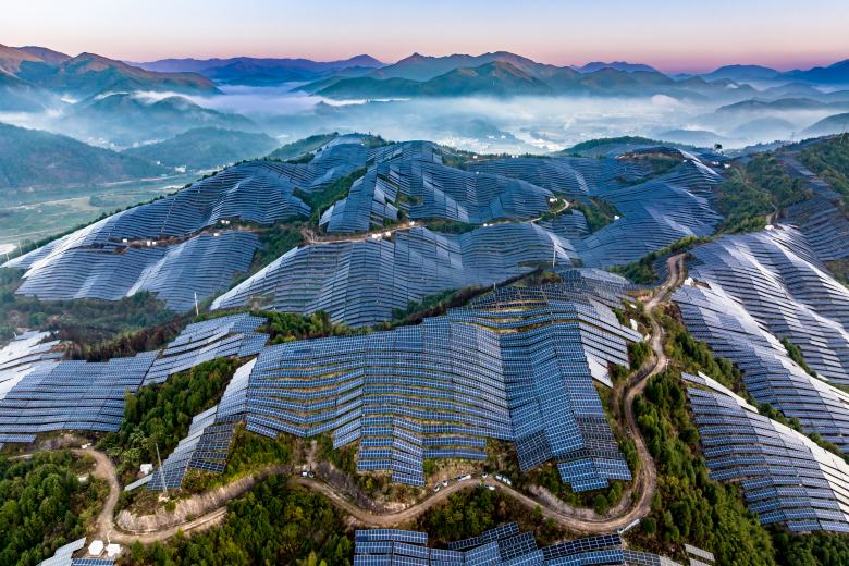 Fitch zhoršil výhled ratingu Číny na negativní Fitch zhoršil výhled ratingu Číny na negativní