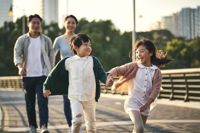 Čína podle vládních dokumentů chystá další podporu porodnosti a seniorů
