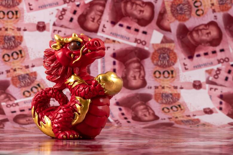 Čína se snaží posílit globální roli jüanu, usnadní investice v zahraničí