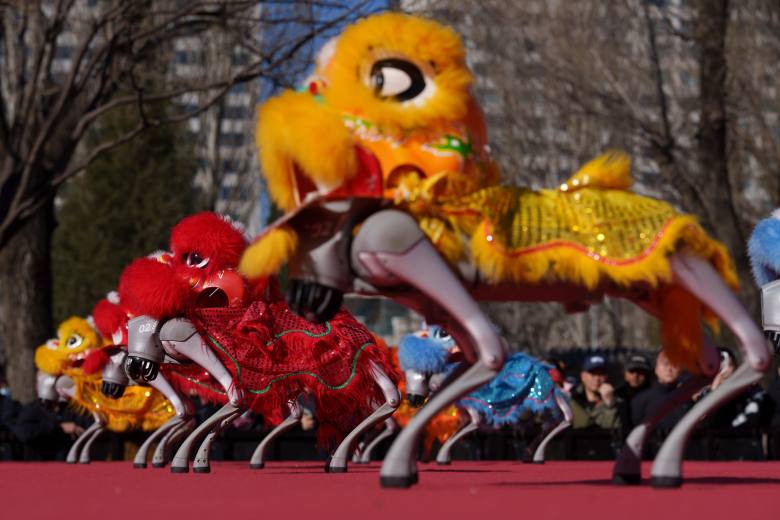 Čína oslavila začátek lunárního roku Ohnivého koně s křepčícími roboty Čína oslavila začátek lunárního roku Ohnivého koně s křepčícími roboty