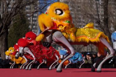 Čína oslavila začátek lunárního roku Ohnivého koně s křepčícími roboty