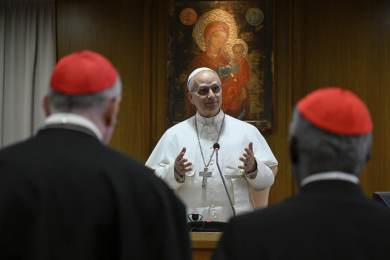 Církev by se měla zabývat umělou inteligencí, řekl nový papež kardinálům