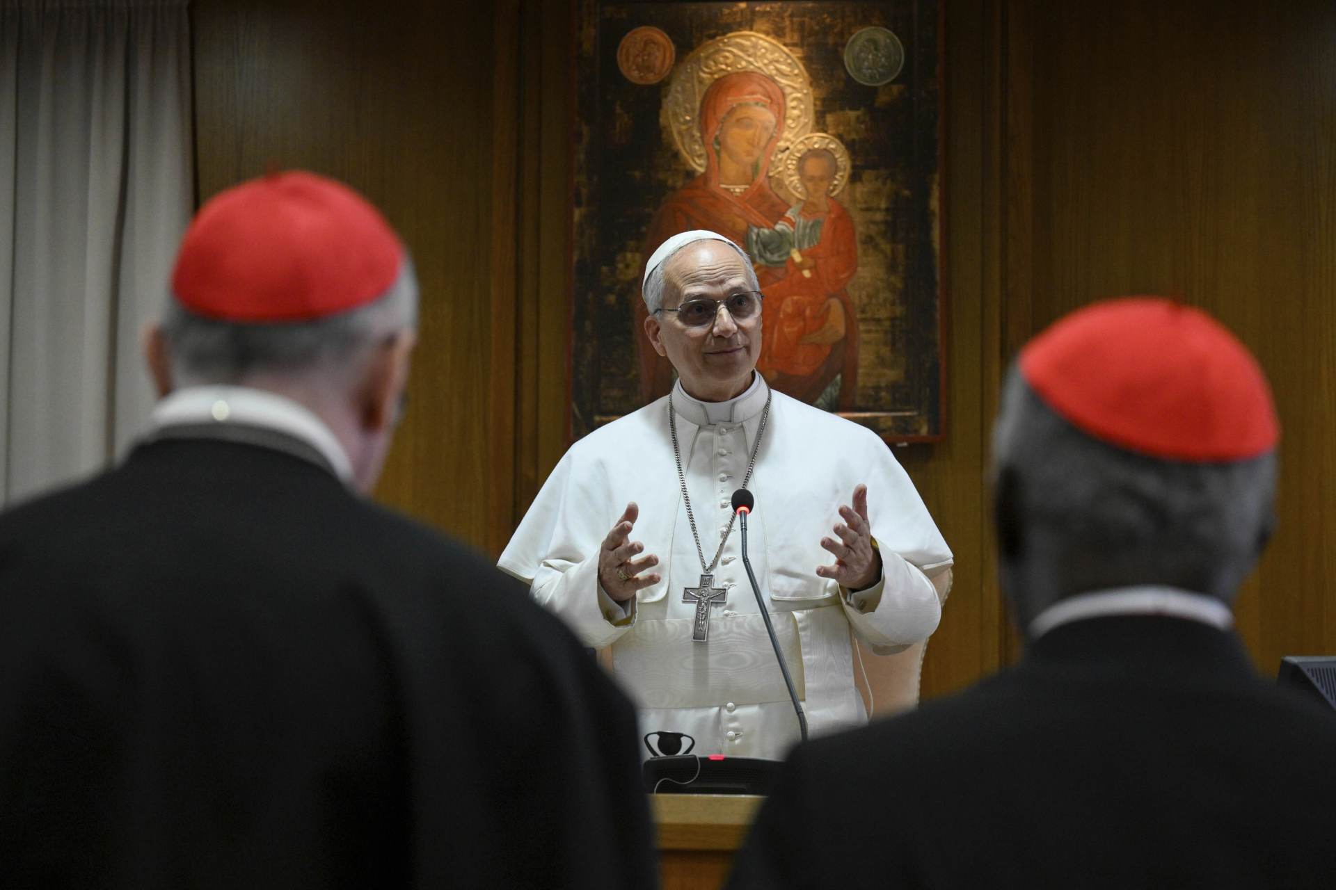 Církev by se měla zabývat umělou inteligencí, řekl nový papež kardinálům