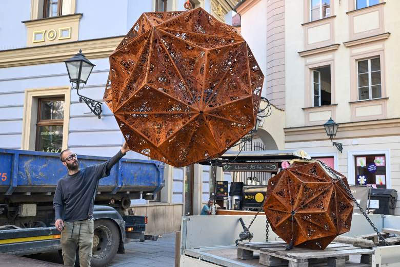Sochy s názvem Cizí hvězdy umělce Jana Dostála zdobí brněnské Šilingrovo náměstí