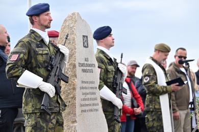 V aleji parašutistů na Třebíčsku přibylo 40 stromů, sázet pomohli jejich rodiny